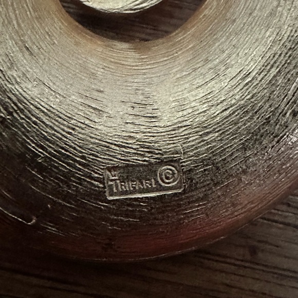 Vintage CROWN TRIFARI Brooch White Enamel Gold Tone Swirl Loop Mid Century - Picture 4 of 10